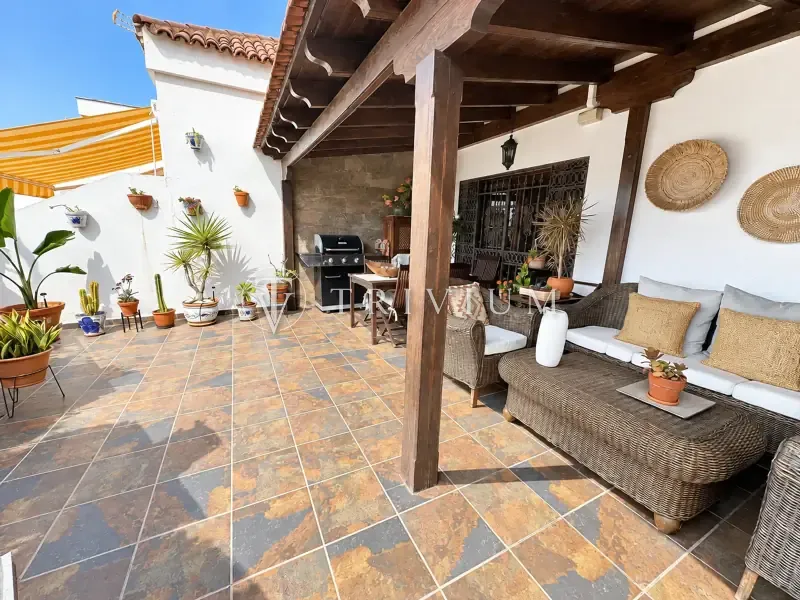 Apartamento reformado de 2 habitaciones con terraza y piscina en Adeje