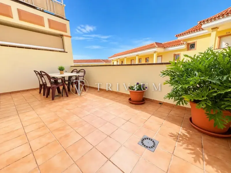 Apartamento de 1 dormitorio con garaje y trastero en La Finca, Chayofa